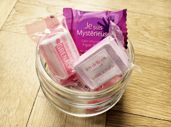 malé vo fólii balené bath fizzers v sklenenom pohári, šumivé bomby do kúpeľa