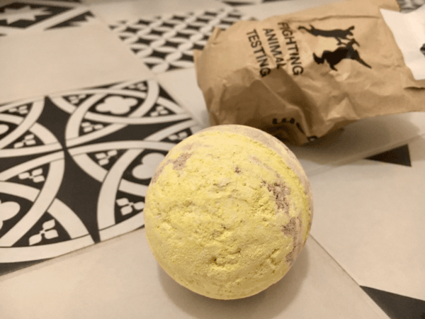 Bath Bomb Honey od Lush, šumivka